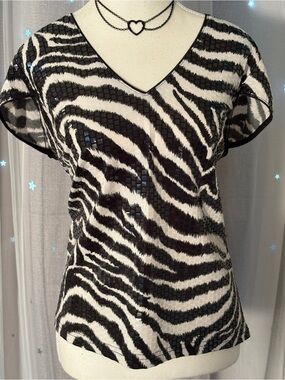 Joseph Ribkoff Black & White Zebra-Print V-Neck Top. Size M